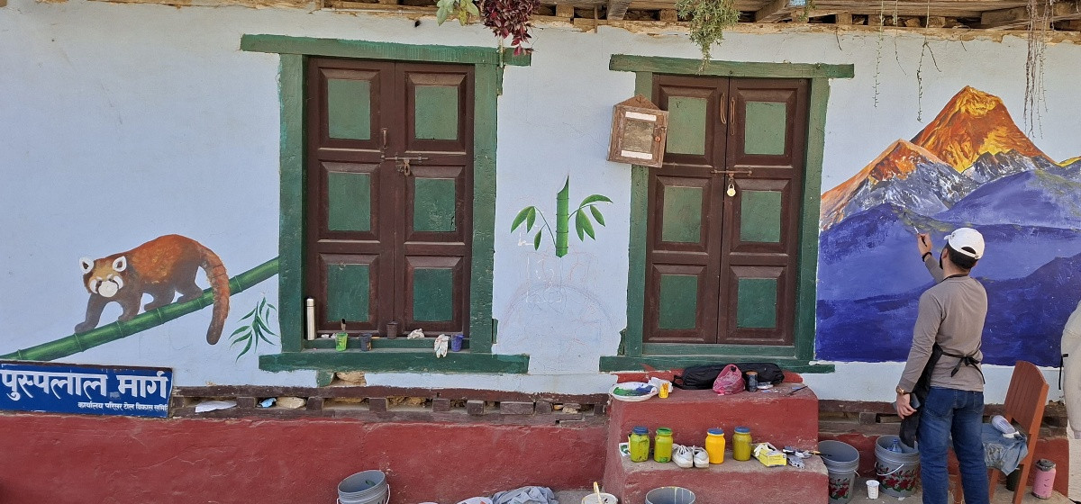 चित्र बनाउँदै ललितकलाका विद्यार्थी