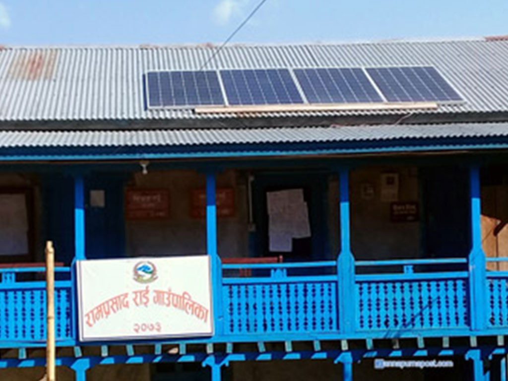 संघबाट बजेट नआएपछि आफ्नै स्रोतबाट फुसको छानो हटाउँदै रामप्रसादराई गाउँपालिका