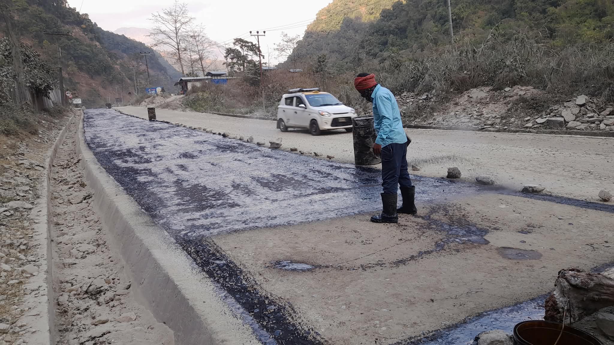 पुष्पलाल मध्यपहाडी लोकमार्ग : यात्रु र चालकलाई सास्ती