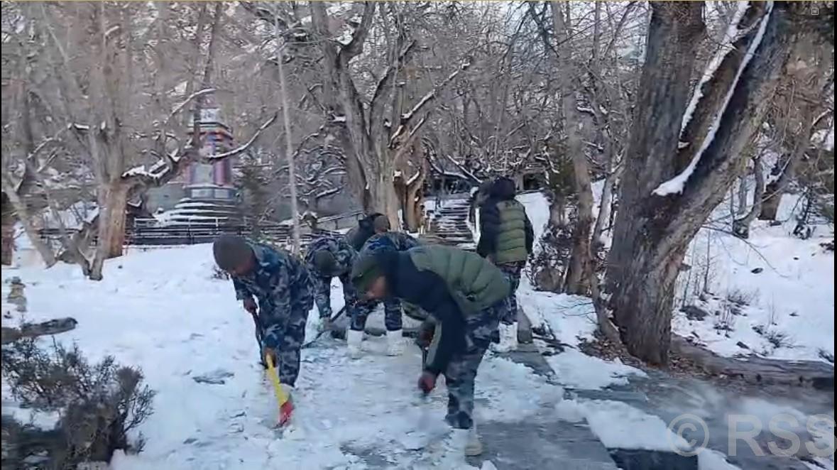 सशस्त्र प्रहरीद्वारा मुक्तिनाथ मन्दिरको हिउँ पन्छायो