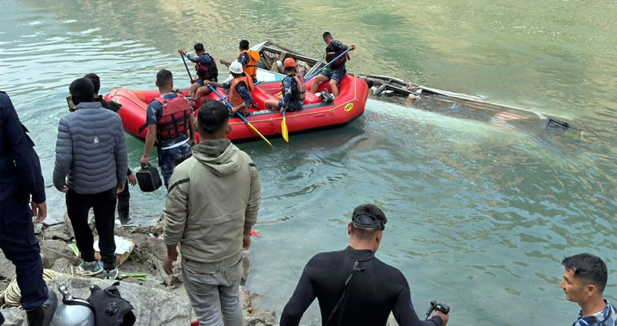 अपडेट : तामाकोसीमा बस खस्यो‚ मृतकको संख्या पाँच पुग्यो