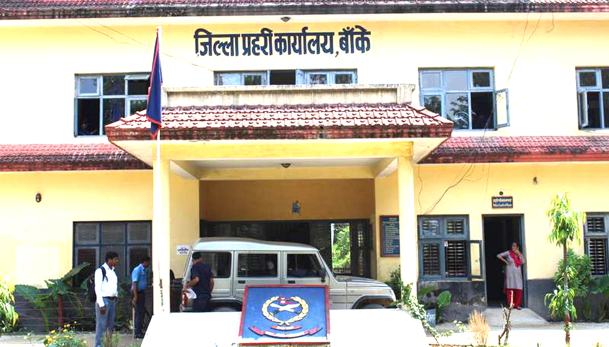 बाँकेमा ७५ थान हातहतियार बुझाइयो, गाउँगाउँमा मतदाता शिक्षा दिँदै निर्वाचन आयोग