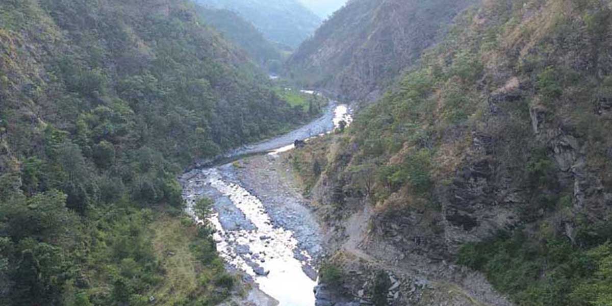 दिक्तेल-रेग्मीटार सडकमा घर्तीभिरको थालियो चट्टान फुटाउन