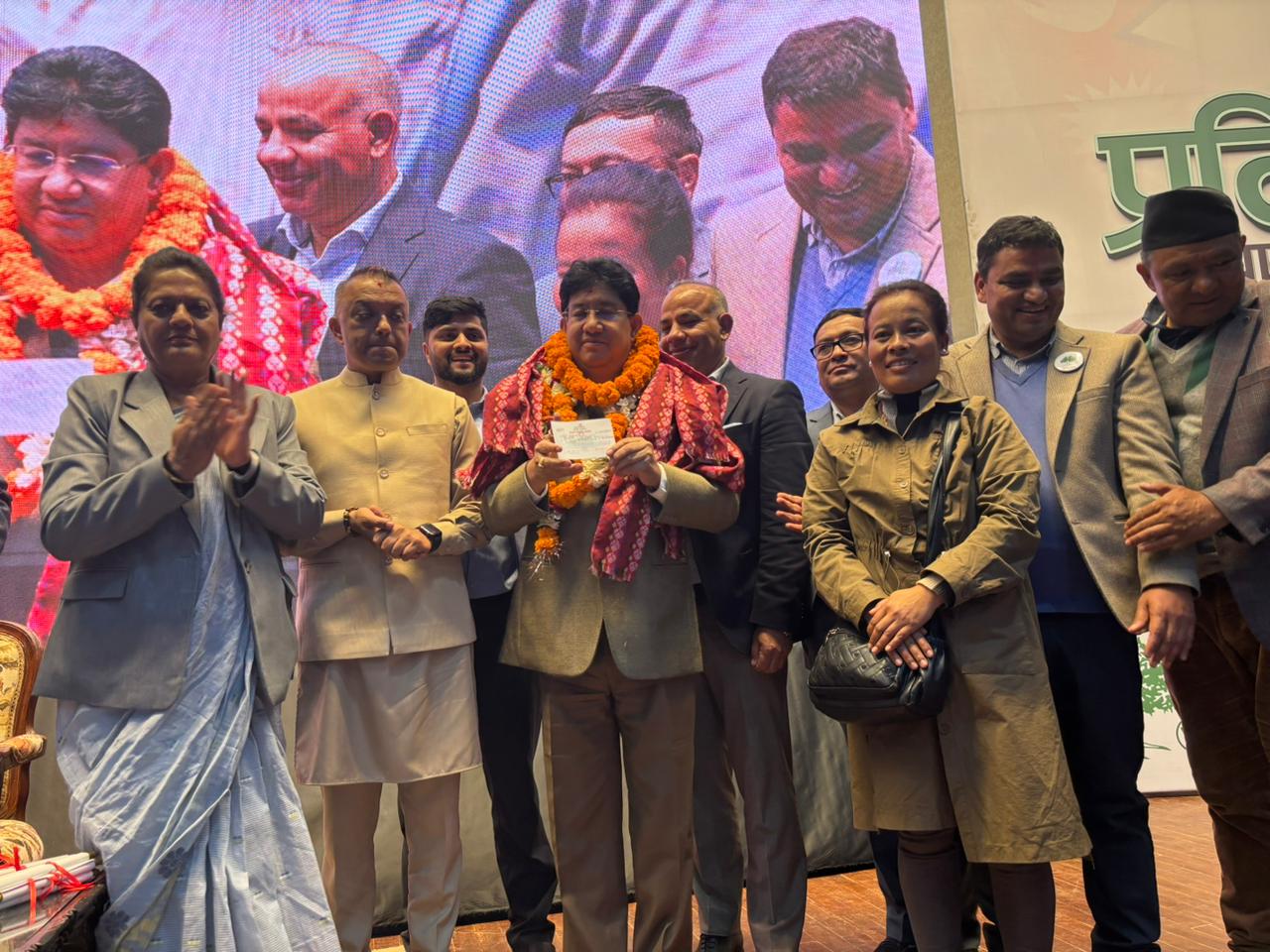 रसुवाका एमाले पूर्वअध्यक्ष ढकाल‚ पूर्वमन्त्री मानन्धरसहित नेता-कार्यकर्ता कांग्रेस प्रवेश