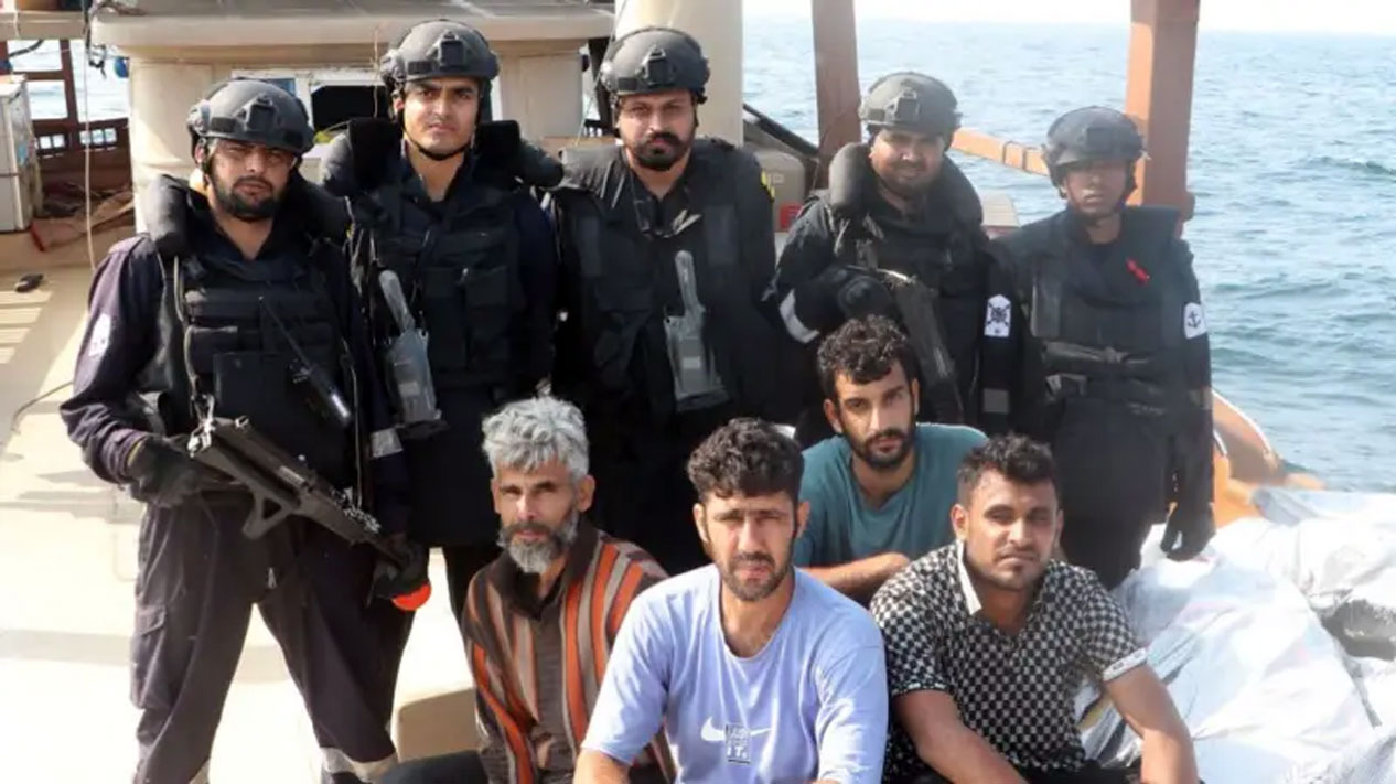 भारतीय तटरक्षकद्वारा चार इरानीसहित डुंगा नियन्त्रण‚ एक लाख प्याकेट चुरोट बरामद