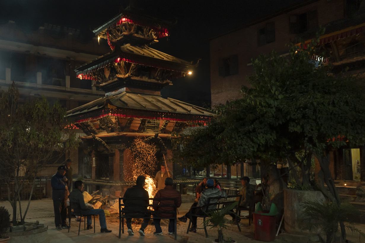 धुनी ताप्दै भक्तजन [फोटो फिचर]