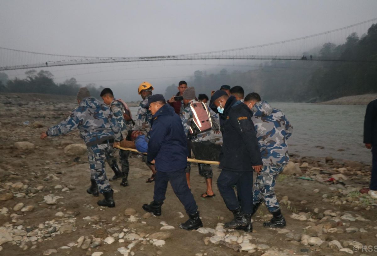 बसभित्र च्यापिएका घाइतेको पाँच घण्टापछि जीवितै उद्धार