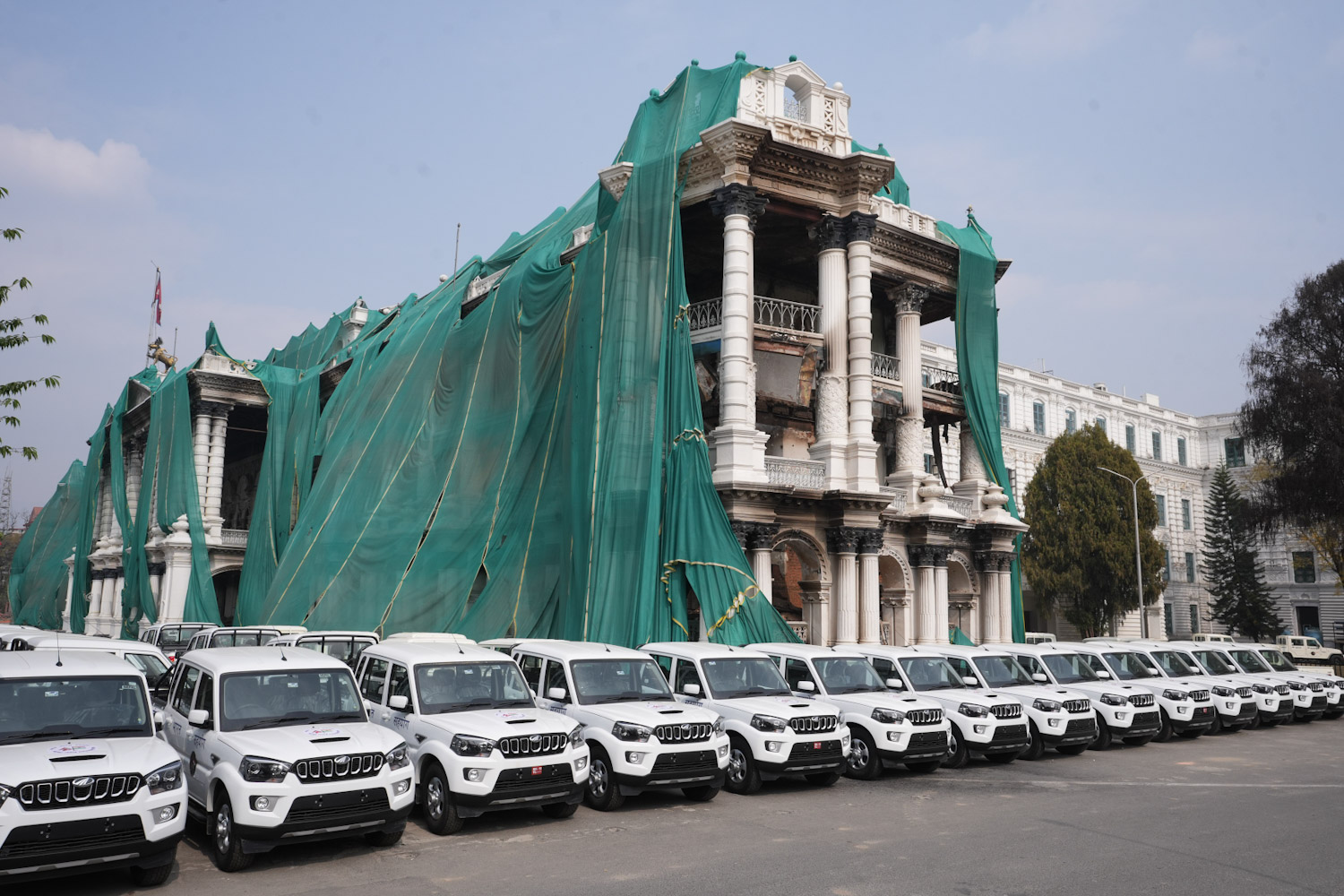 जलेको सिंहदरबारअगाडि गाडीका ताँती