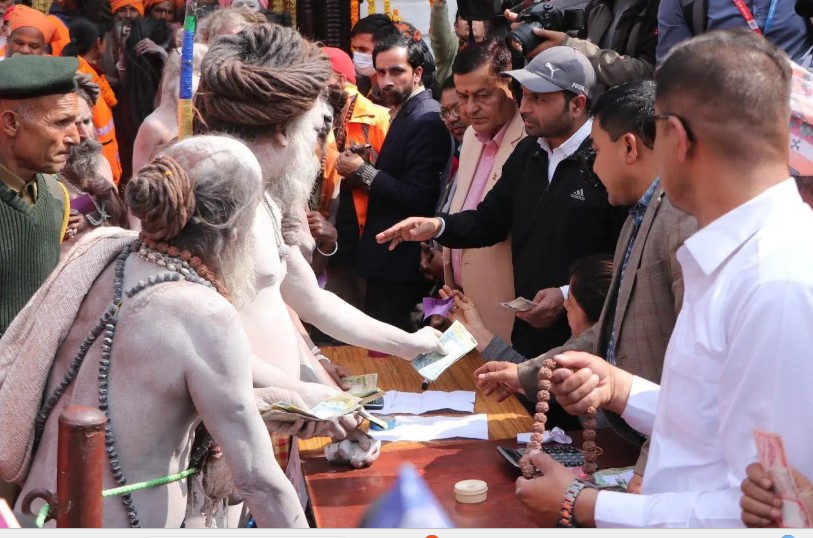 पशुपतिमा आएका नागा बाबासहित साधुसन्तलाई बिदाइ गरिँदै