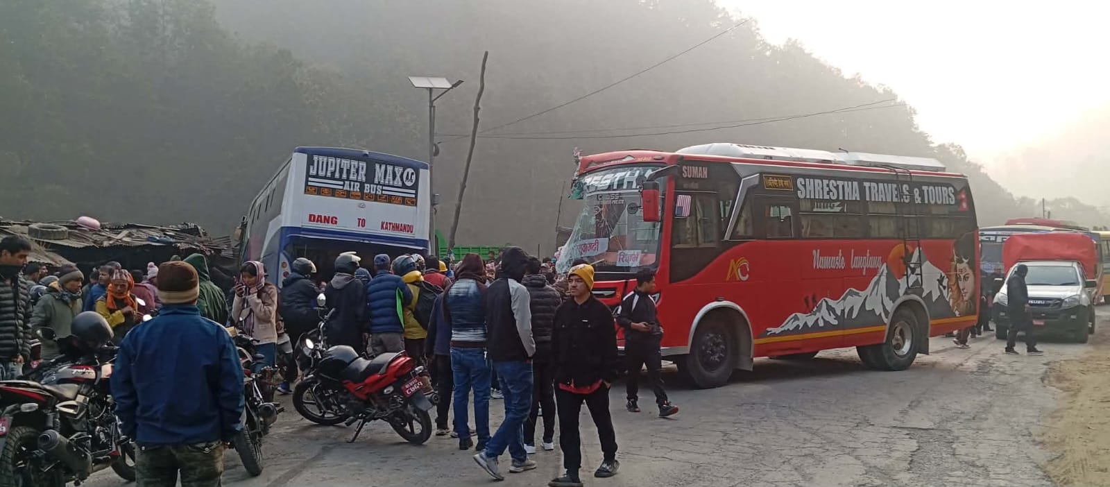धादिङमा दुई वटा बस ठोक्किँदा एक जनाको मृत्यु