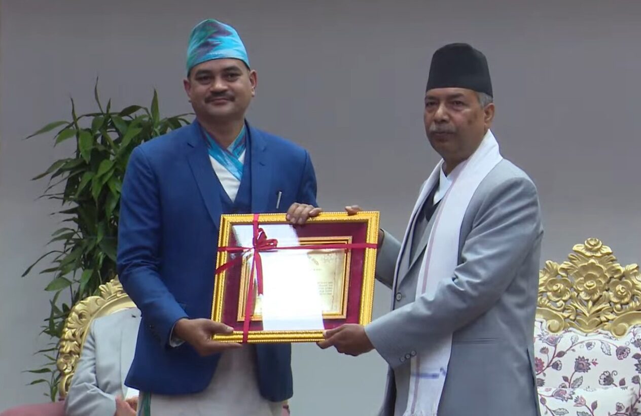 नेपालन्युजका पत्रकार ढकाल पुरस्कृत