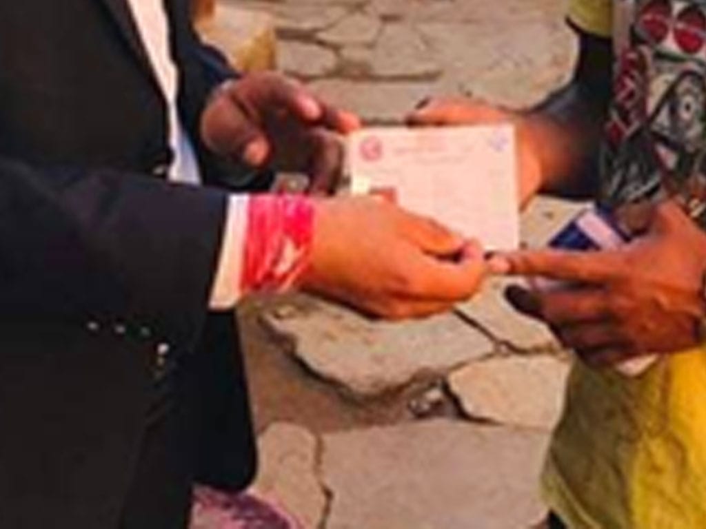 एकैघरका दाजुभाइले पाए पहिलो पटक आमाको नामबाट नागरिकता