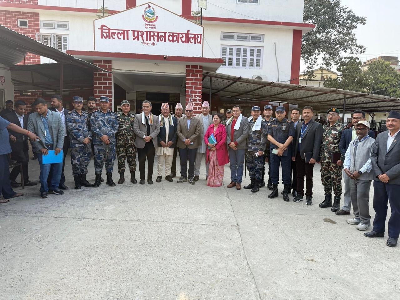 गृहमन्त्री अर्यालद्वारा विभिन्न जिल्लाका मतदानस्थलको अनुगमन