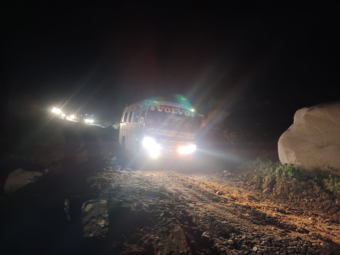 बीपी राजमार्गमा अवरुद्ध, सवारीसाधन ‘होल्ड’