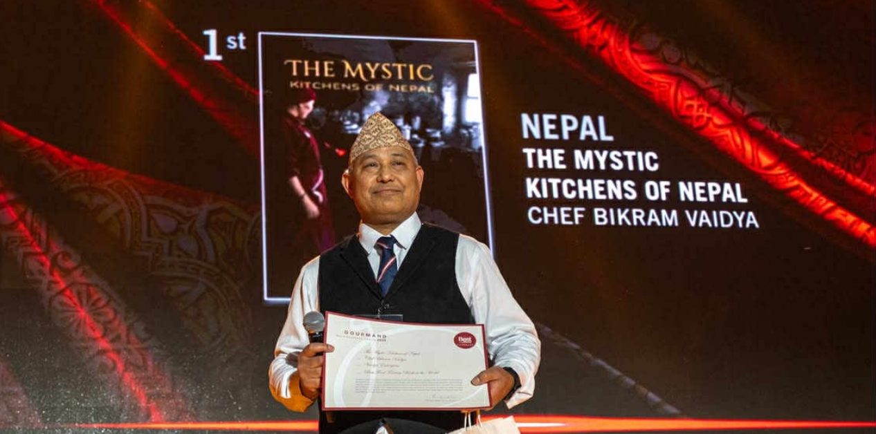 नेपाली खाना जोगाउँदै सेफ विक्रम वैद्य