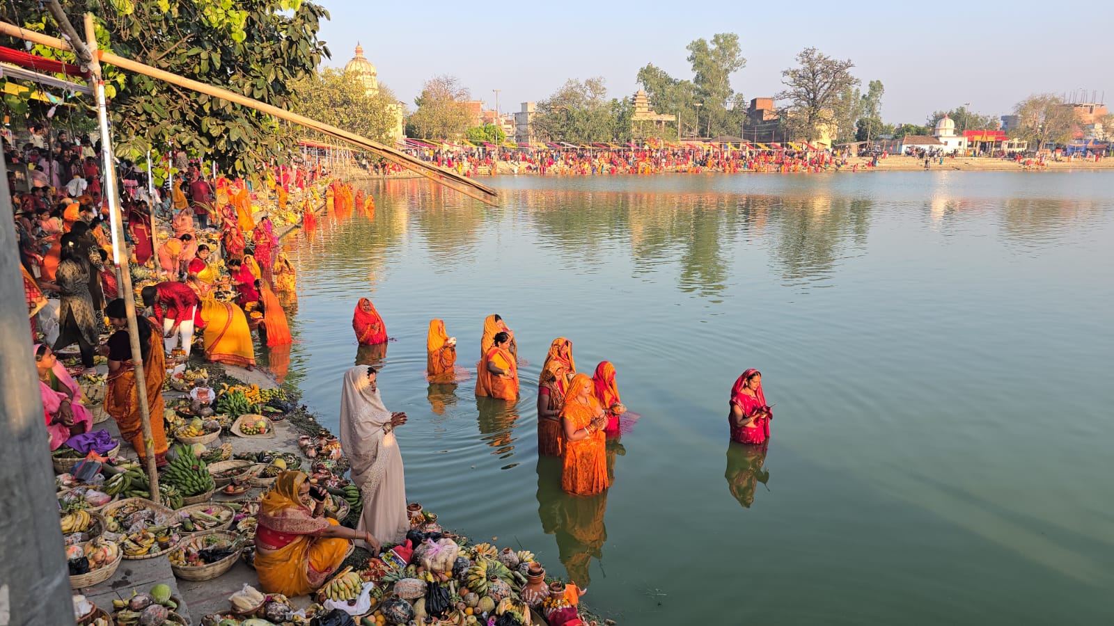 अस्ताउँदो सूर्यलाई दिइयो अर्घ्य (फोटो फिचर)