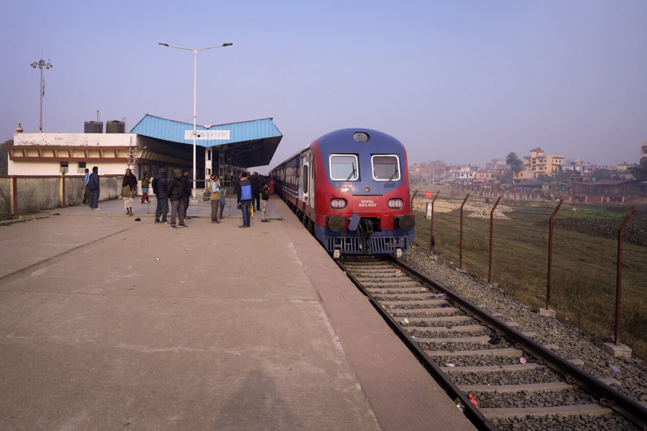 ७९ करोड ऋणमा रेल्वे सेवा