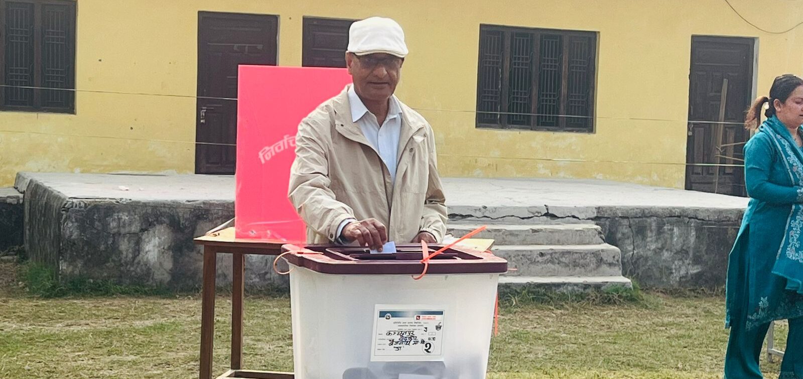 पूर्वगृहमन्त्री लेखकले गरे मतदान