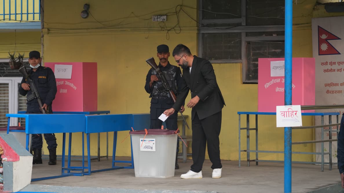 बालेनले अन्नपूर्ण स्कुलमा मतदान गरे
