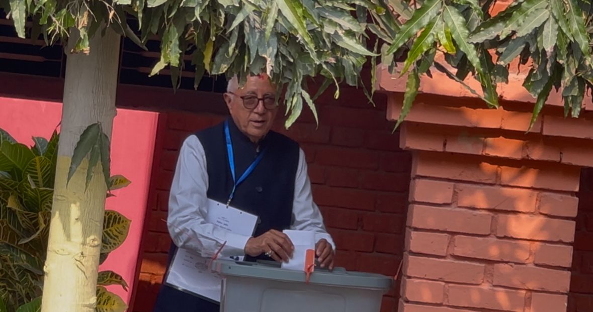 शेखर कोइरालाले विराटनगरमा गरे मतदान