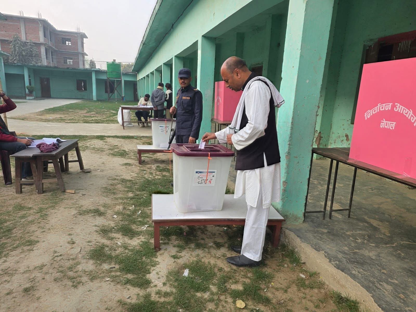 कांग्रेसबाट रौटहट-१ का उम्मेदवार अनिलकुमार झाले गरे मतदान
