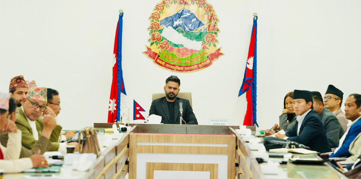 तस्बिरमा कोसी र कर्णालीका सांसदसँग प्रधानमन्त्रीको छलफल