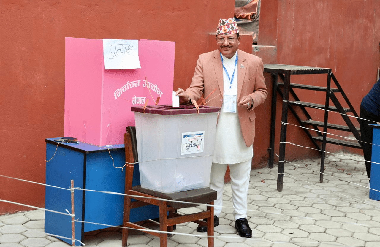 निर्वाचनमा उत्साह : बिहान एक घण्टामा क-कसले गरे मतदान