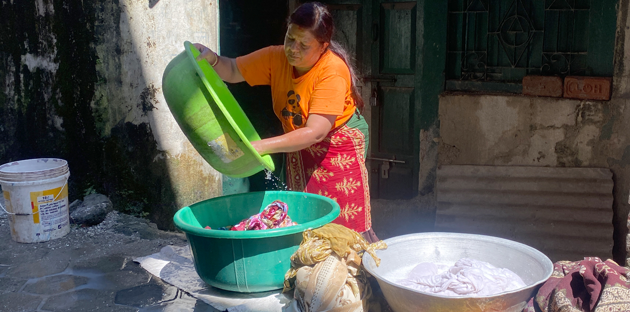 महिलालाई लुगा धुने बोझ