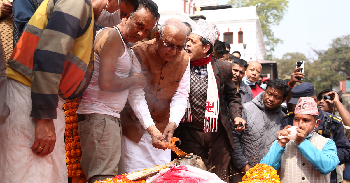 ओलीका पिता मोहनप्रसादको पशुपति आर्यघाटमा अन्त्येष्टि