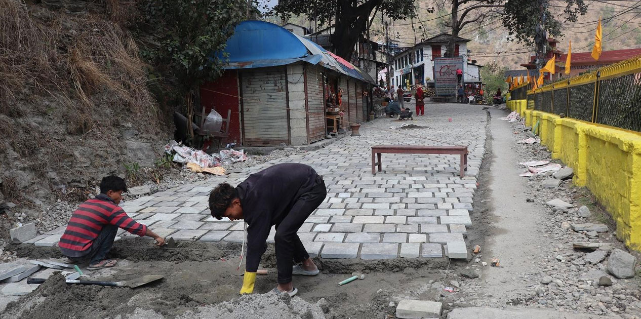 सौन्दर्यकरणका लागि गलेश्वरको सडकमा ‘स्लेट’ ढुंगा बिछ्याउन सुरु