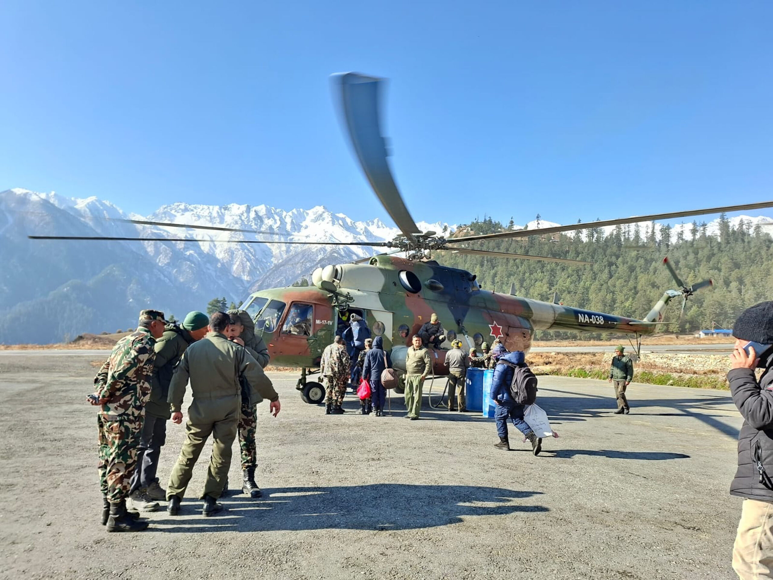 हुम्लामा हेलिकप्टरबाट कर्मचारी र निर्वाचन सामग्री ढुवानी