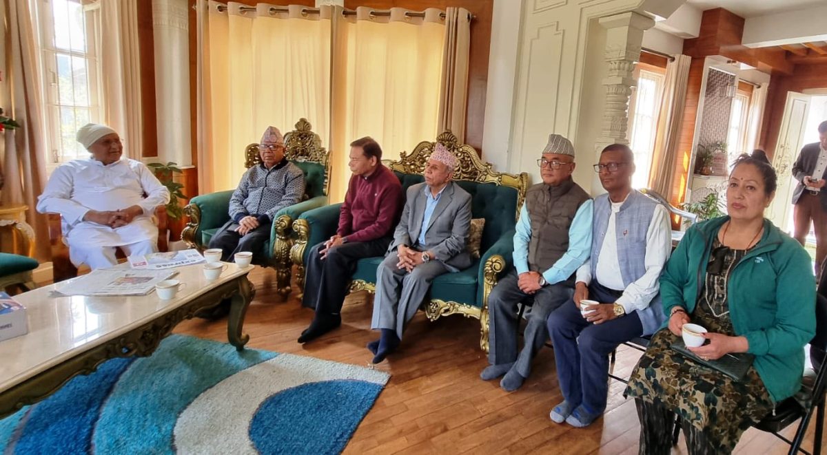 माधव नेपालले ओली निवास पुगेर  दिए समवेदना