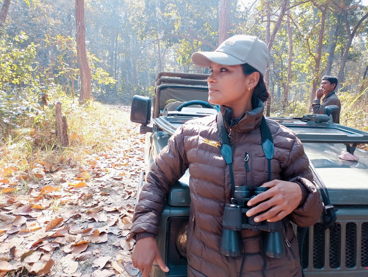 जंगल चिनाउने थारू युवती