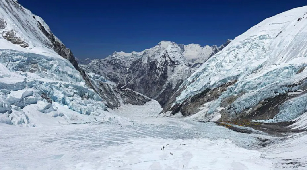 दोब्बर गतिमा हिउँ गुमाउँदै हिमनदी