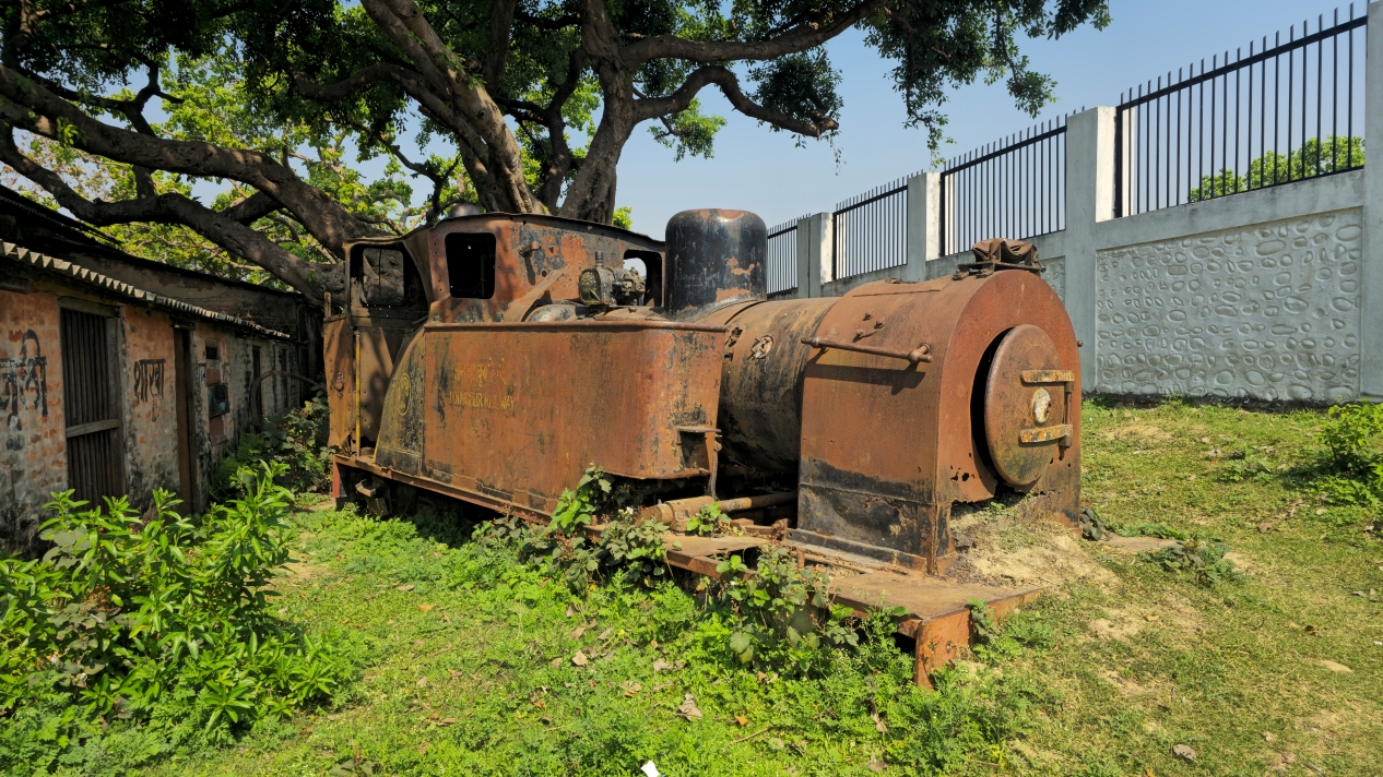 खियाले खाइरहेको सय वर्ष पुरानो रेल