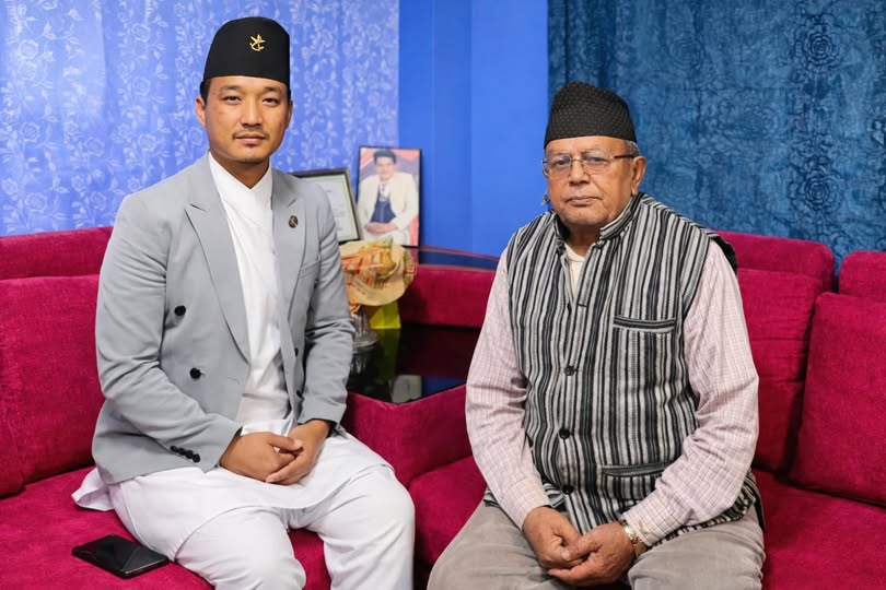 गृहमन्त्रीद्वारा एमाले कार्यकर्ताबाट दुर्व्यवहारमा परेका वृद्धसँग भेट