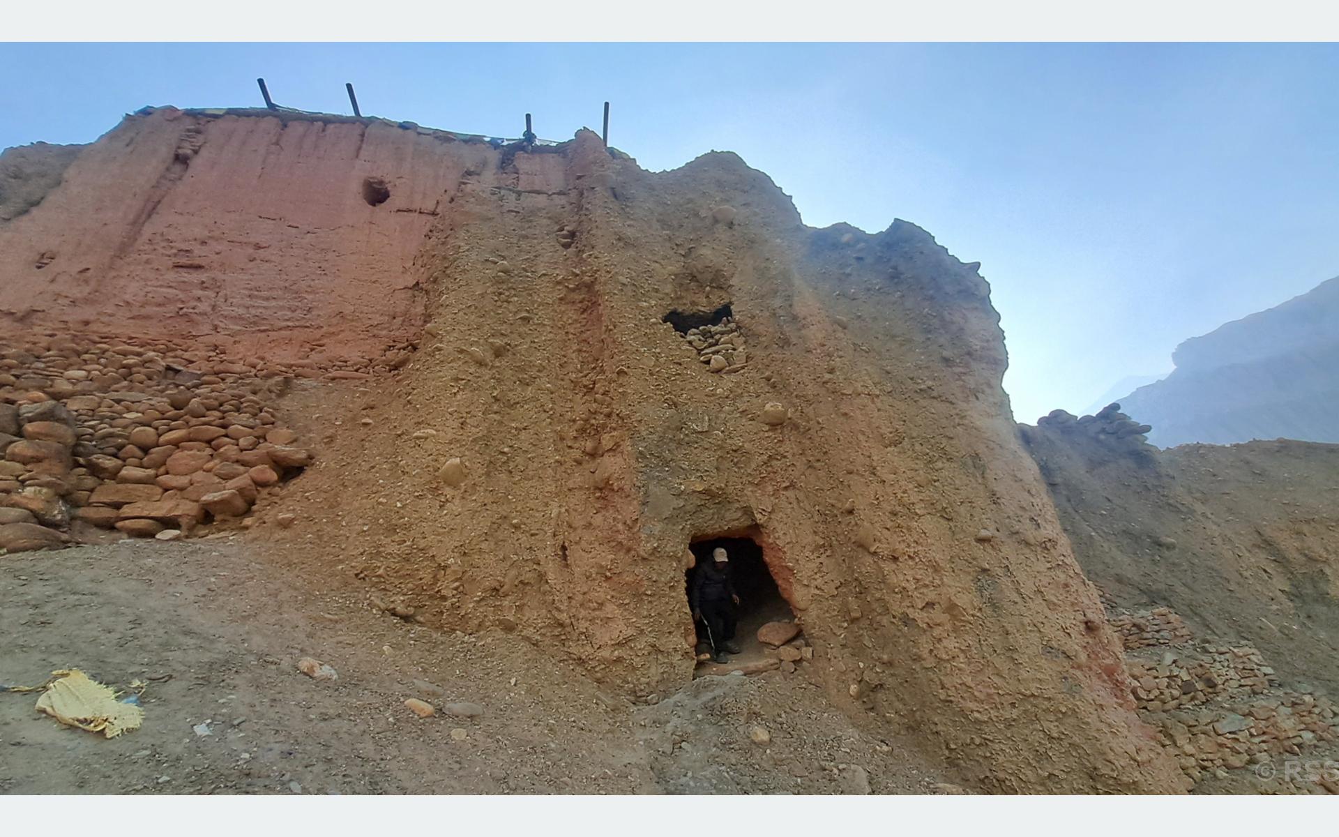 राताम्मे पहाडमा गुफाभित्र गुम्बा