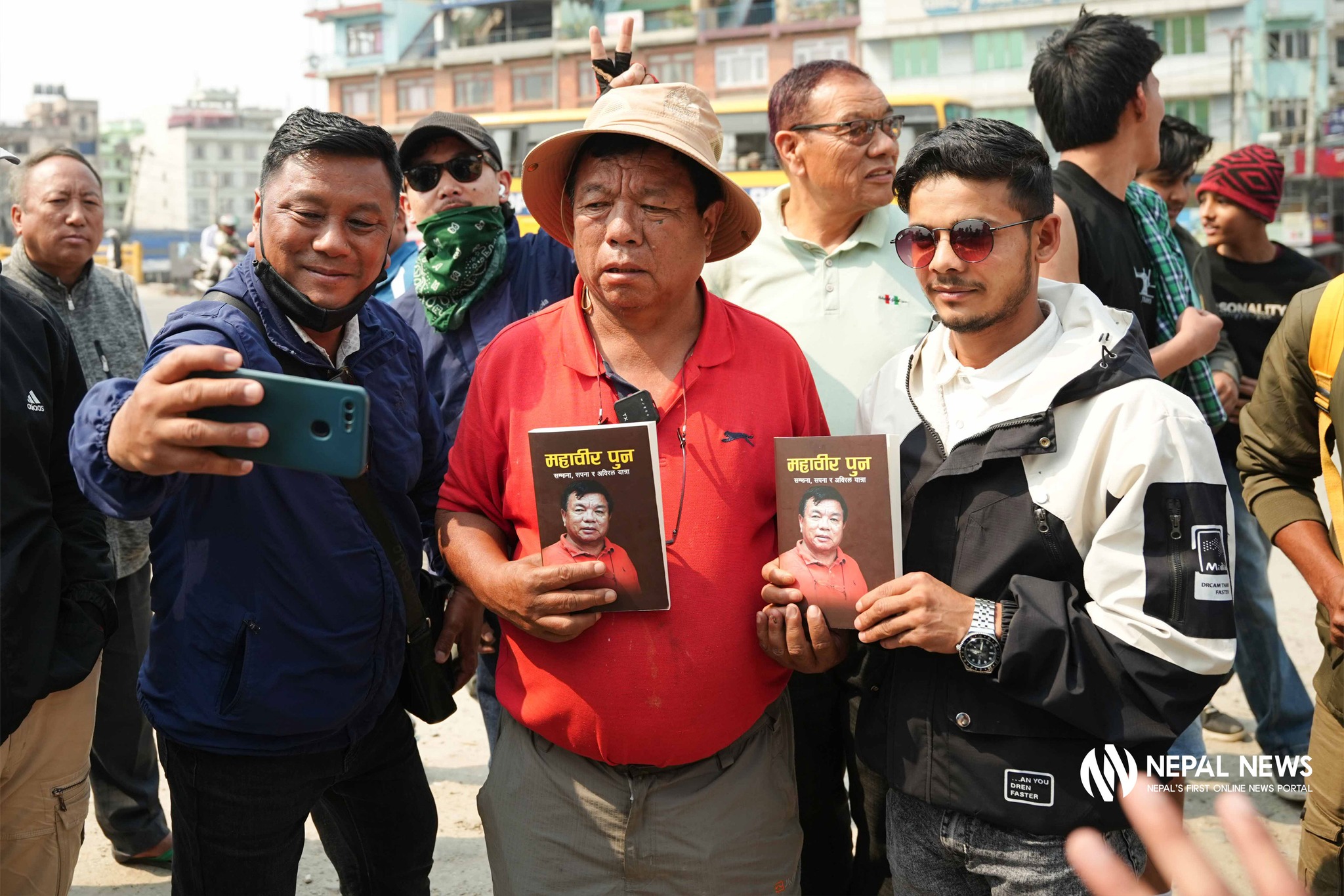 तस्बिरमा किताब बेच्दै सांसद