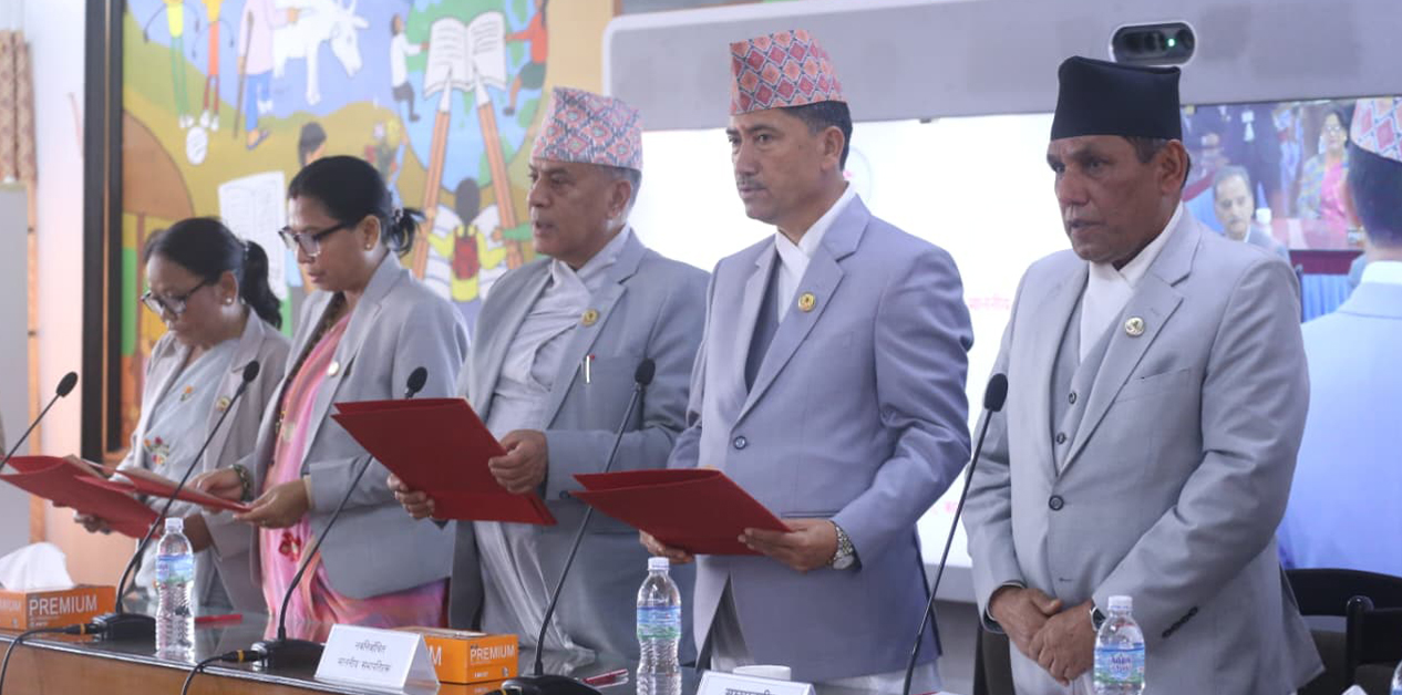 राष्ट्रियसभाका समिति सभापतिहरूले लिए शपथ (तस्बिरहरू)