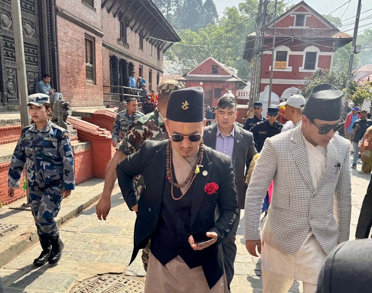 गृहमन्त्री गुरुङले गरे पशुपतिनाथ मन्दिरको दर्शन