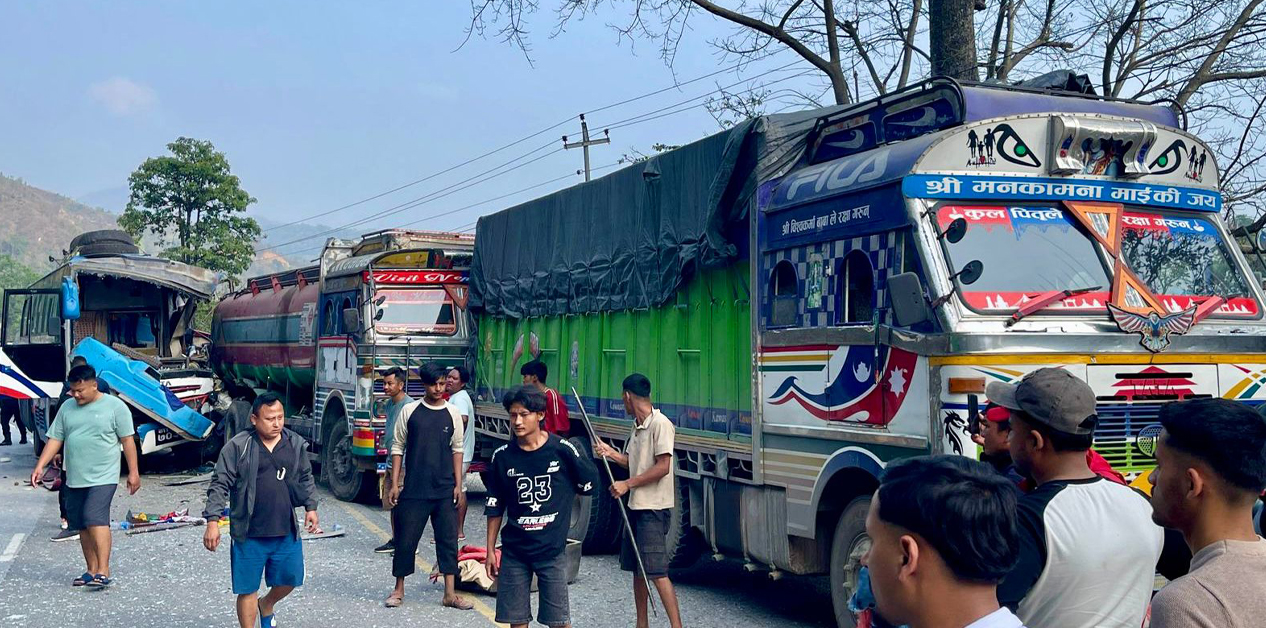 दासढुंगामा ट्याङकरमा बस ठोक्किँदा १३ घाइते