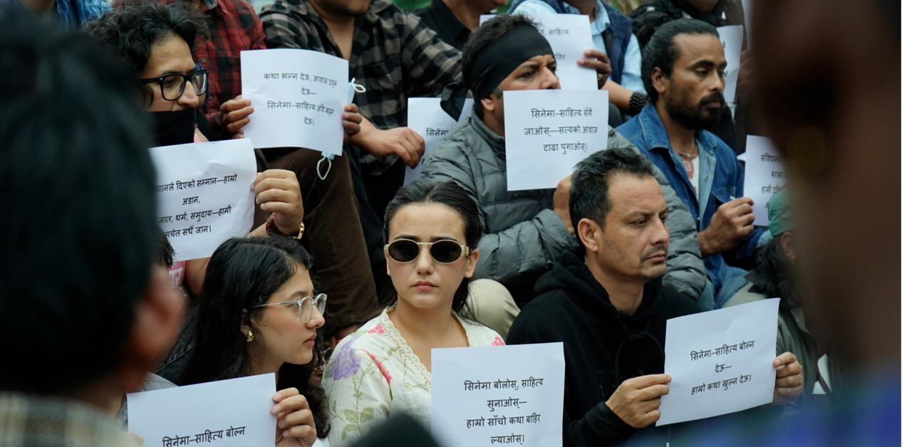 चलचित्र ‘लालीबजार’ प्रदर्शनमा रोक लागेपछि विरोधमा उत्रिए कलाकर्मी [तस्बिरहरू]
