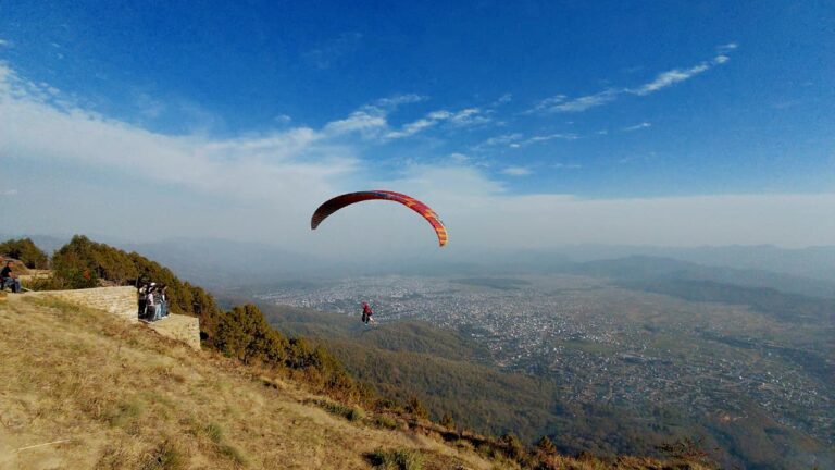 सुर्खेतको आकाशमा प्याराग्लाइडिङ