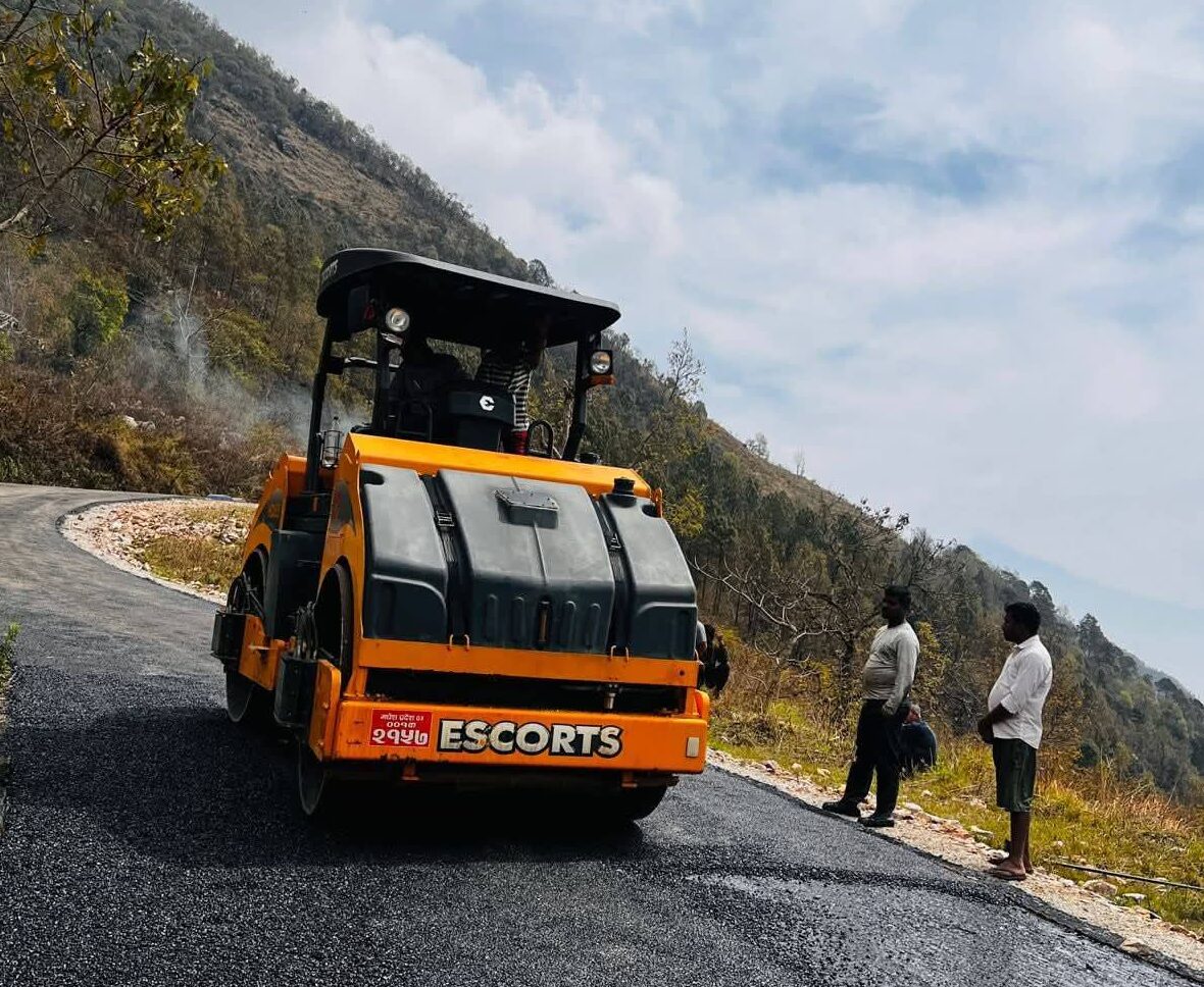 ग्रामीण सडक धमाधम कालोपत्र