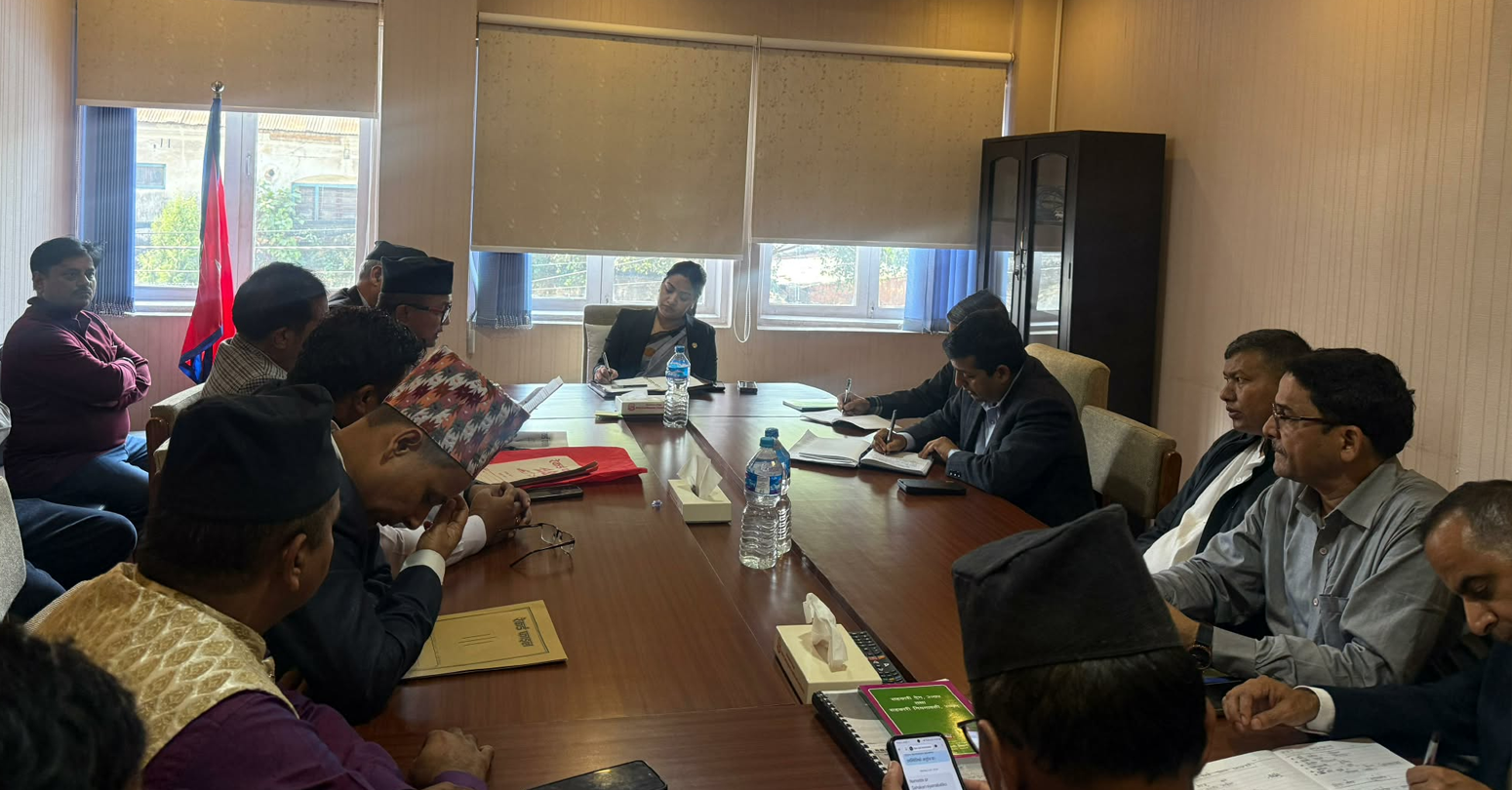 मन्त्री रावलले गरिन् सहकारी पीडितसँग छलफल