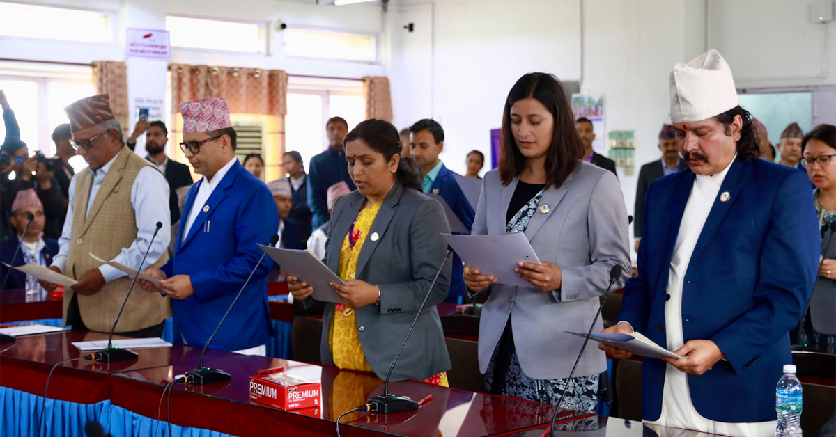 तस्बिरमा संसदीय समिति सभापतिको शपथ