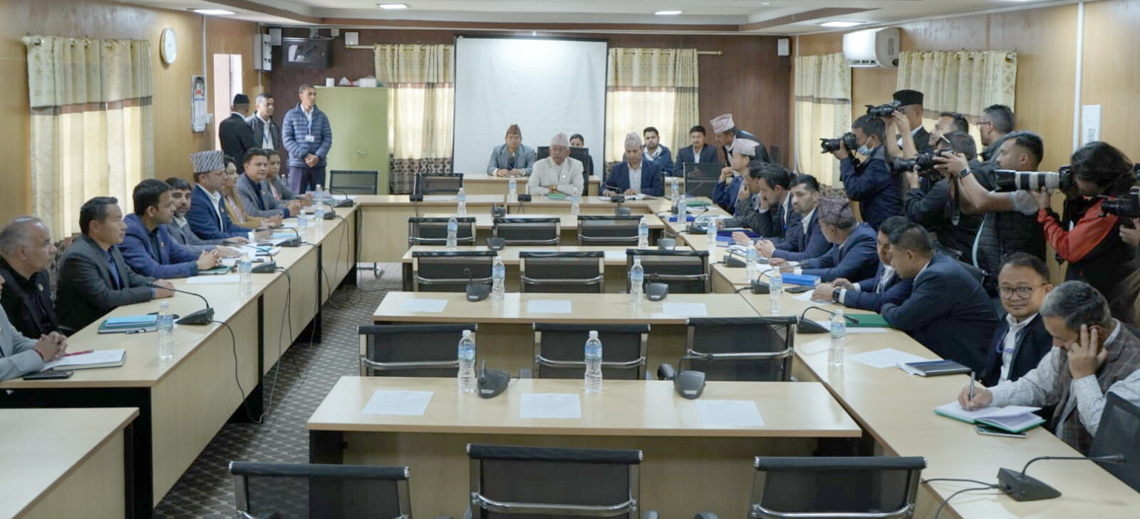 तस्बिरमा हेर्नुहोस् सिंहदरबारमा सर्वदलीय बैठक