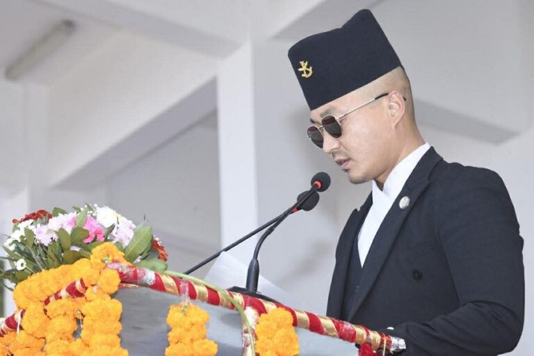 गृहमन्त्रीलाई पक्राउ गर्न माग गर्दै प्रहरीमा उजुरी