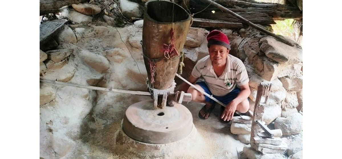 धारापानीवासी कुटानीपिसानी गर्न पानीघट्टकै भर