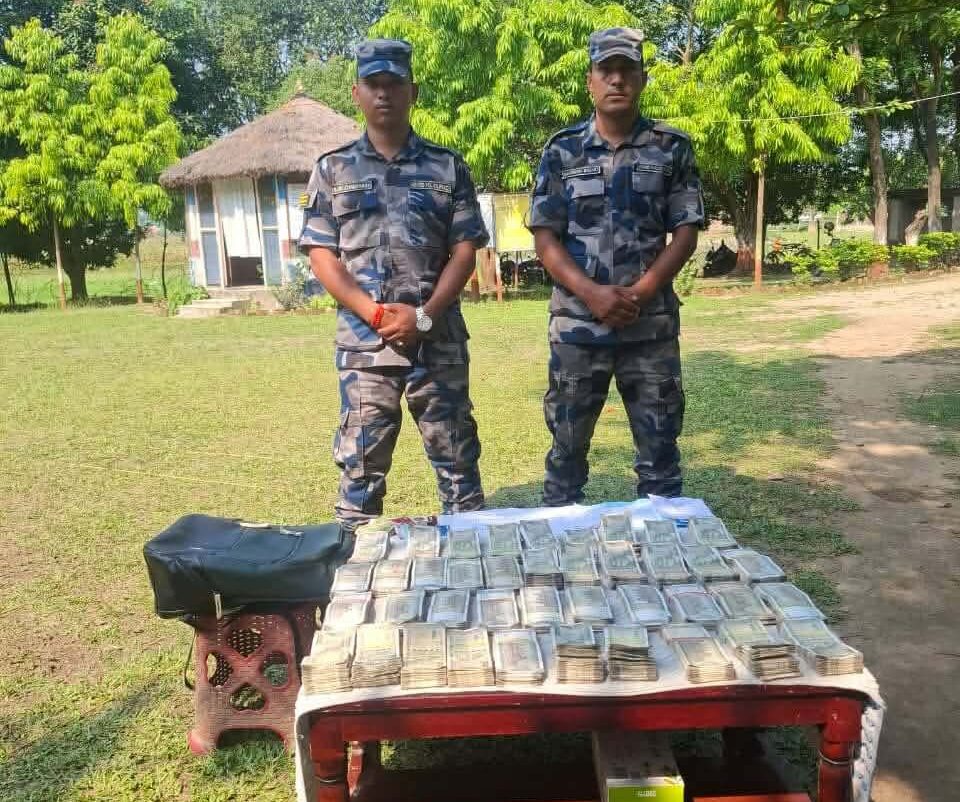२० लाख भारतीय रुपैयाँ बरामद